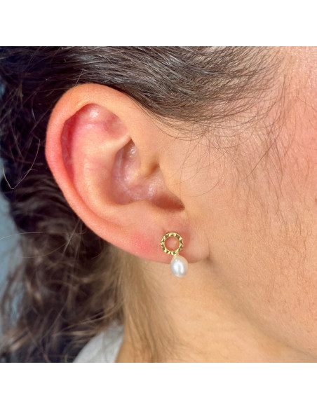 PENDIENTES EN ORO CIRCULO TALLADO Y PERLA GOTA