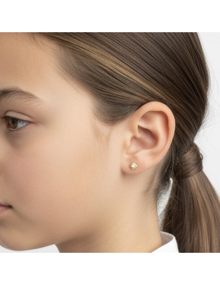 PENDIENTES EN ORO CON FORMA DE FLOR CALADA Y CIRCONITAS