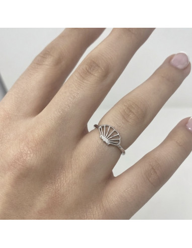 ANILLO EN PLATA CON FORMA DE CONCHA CALADA