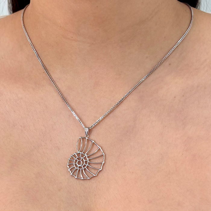 GARGANTILLA EN PLATA CON COLGANTE FORMA CARACOLA 2