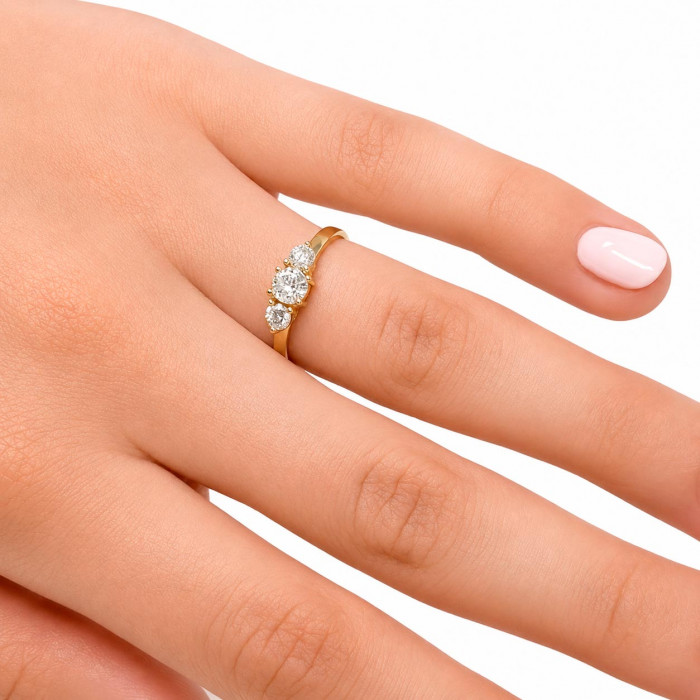 ANILLO EN ORO DE 9 QUILATES TRES CIRCONITAS TALLA BRILLANTE GARRAS 2