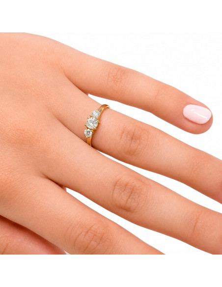 ANILLO EN ORO DE 9 QUILATES TRES CIRCONITAS TALLA BRILLANTE GARRAS