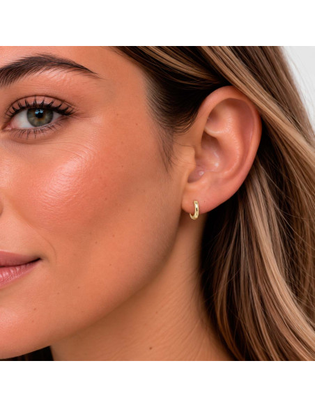 PENDIENTES EN PLATA DORADA CON FORMA DE ARO CON ONDAS