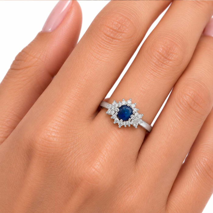 ANILLO EN PLATA CON CIRCONITAS Y CENTRO AZUL FORMA FLORES 2