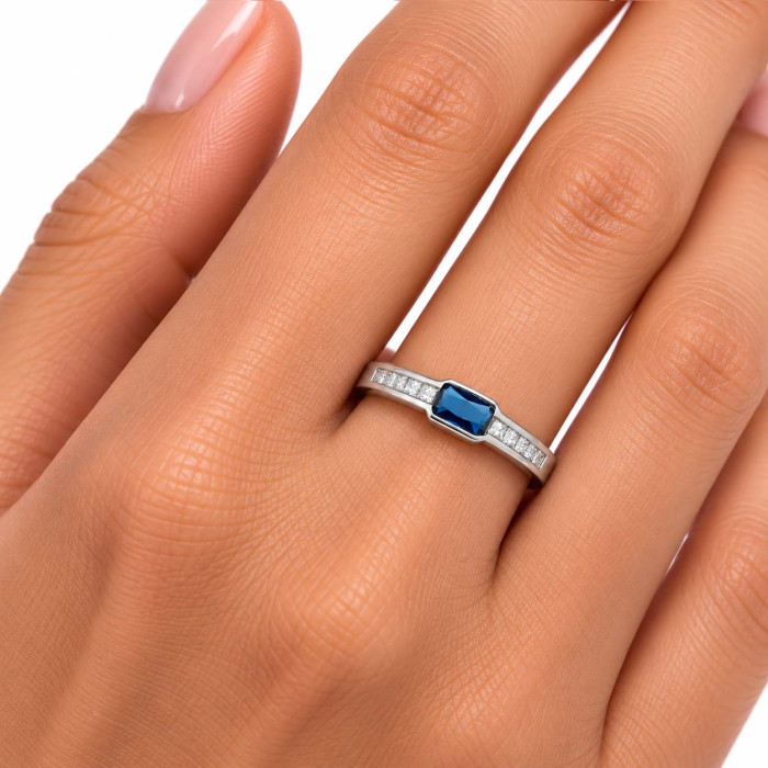 ANILLO EN PLATA CON CIRCONITAS Y CENTRO AZUL RECTO 2