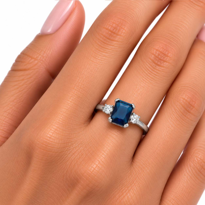 ANILLO EN PLATA CON CIRCONITAS Y CENTRO AZUL FORMA CUADRADA 2