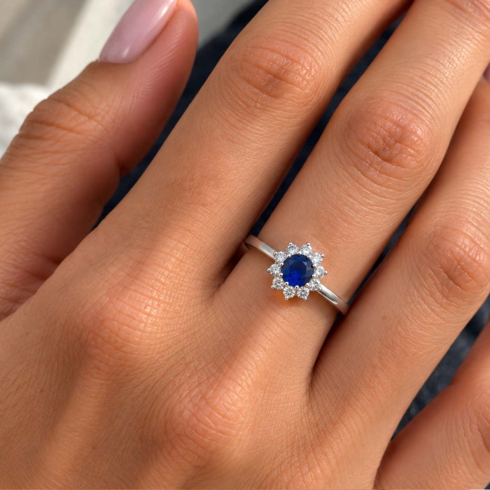 ANILLO EN PLATA CON CIRCONITAS Y CENTRO AZUL REDONDO 2