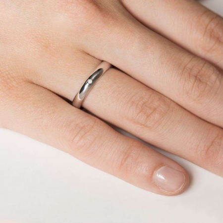 ALIANZA CON DIAMANTE EN ORO BLANCO